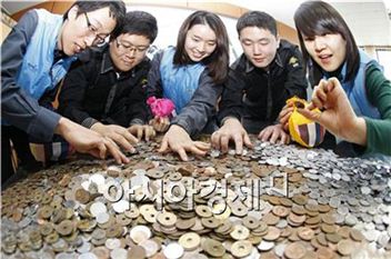 ▲ 청계천에서 수거한 동전을 서울시설공단 직원들이 살펴보고 있다.