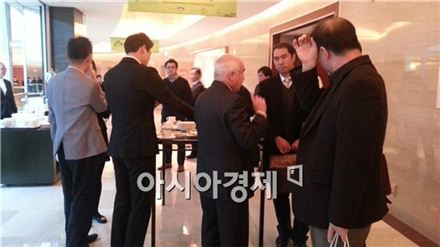 지난 12일 열린 '글로벌 인프라 협력 컨퍼런스(2013)'에 참석한 건설업체 직원들이 해외 발주처 관계자들과 대화하고 있다.