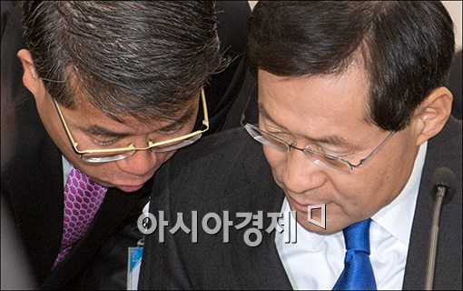 [포토]보고 받는 김진태 검찰총장 후보자