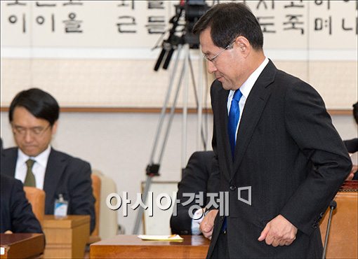 [포토]고개숙인 김진태 후보자