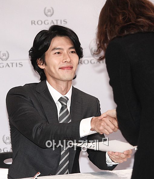 [포토]현빈, 따뜻한 제 손 잡으세요~