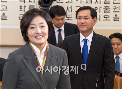 [포토]웃는 박영선 위원장, 입다문 김진태 후보자