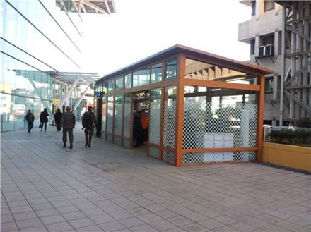 서울역 서부출입구 흡연실