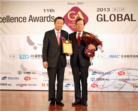 '2013 글로벌 경영대상'에서 최고경영자 부문상을 받은 이정치 일동제약 회장(오른쪽)과 글로벌경영협회 양승택 회장이 기념 촬영을 하고 있다.
