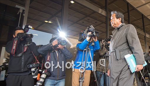 [포토]검찰 들어가는 김무성 의원