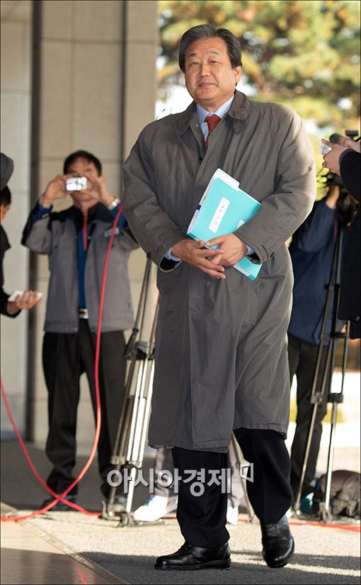[포토]김무성 의원, 서류 파일 하나들고 검찰 출석