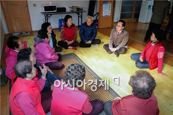 [포토]노희용 광주시 동구청장, 겨울철 대비 경로당 방문