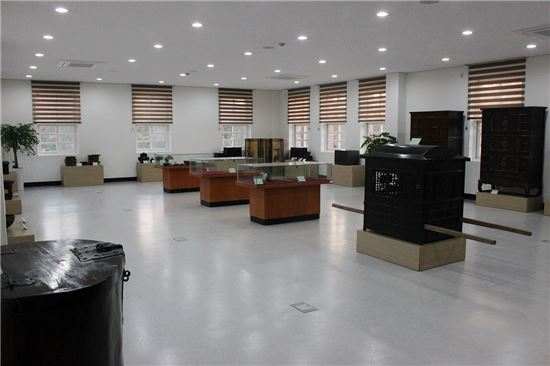 목원대 (구)신학관 2층 역사자료실에 전시된 송씨 부부 기증 유물들.