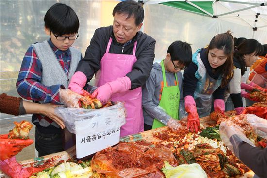 [포토]차성수 금천구청장,초등학생들과 김장 담그기 