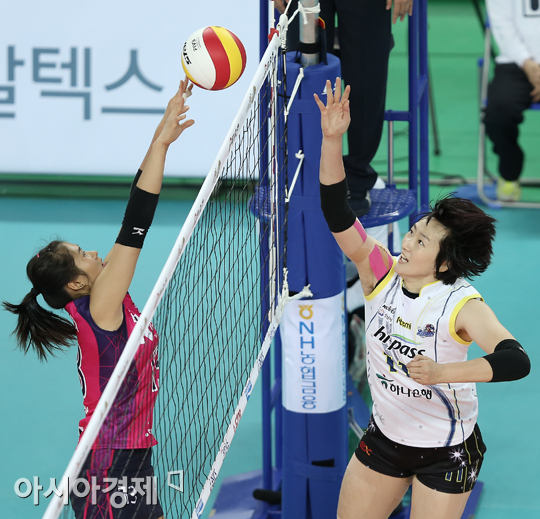 [포토] 장소연 '넘긴다~'