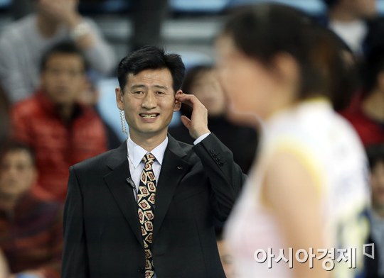 [포토] 경기 지켜보는 도로공사 서남원 감독