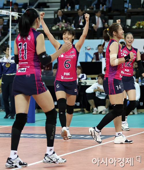 [포토] 흥국생명 '시즌 첫 승은 역전 드라마로~'