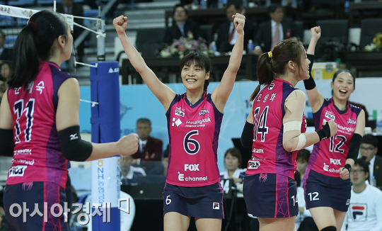 [포토] 스커트 군단 흥국생명 '시즌 첫 승리!'