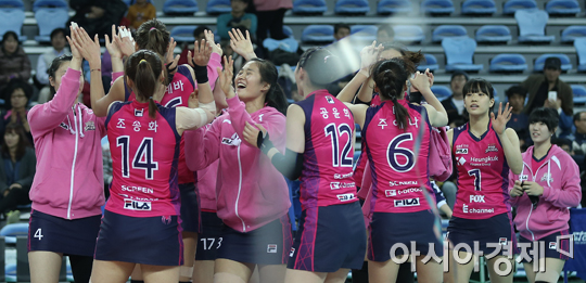 [포토] 시즌 첫 승리 거둔 흥국생명