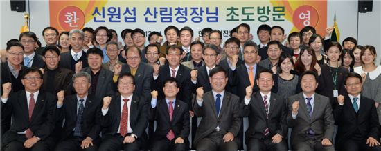 [동정] 한국임업진흥원 첫 방문한 신원섭 산림청장