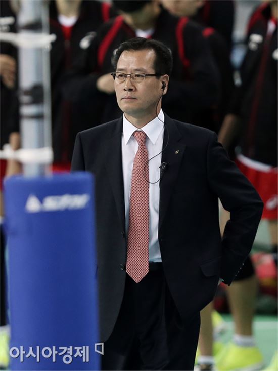 [포토] 경기 지켜보는 LIG 문용관 감독