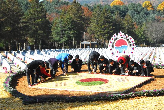 대전 대성고등학교 학생들이 낙엽으로 대형 태극기를 만들고 있다.