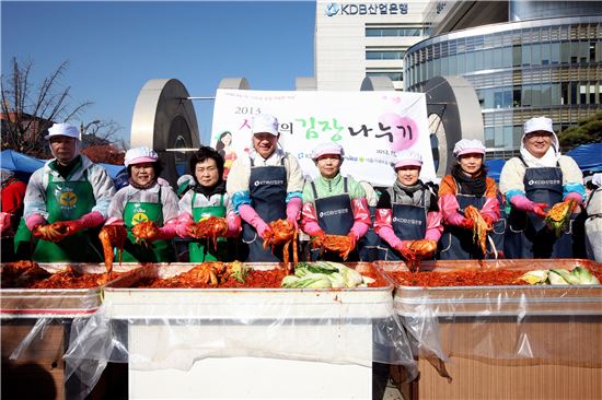 [포토]김장 담그는 홍기택 산은금융그룹 회장 