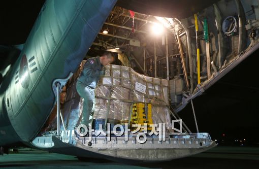 [포토]필리핀으로 출발 준비 중인 군 수송기