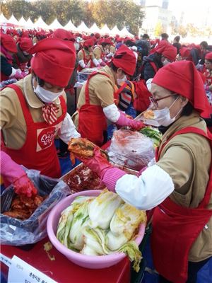 야쿠르트 아줌마가 '사랑의 김치'를 버무리고 있다.