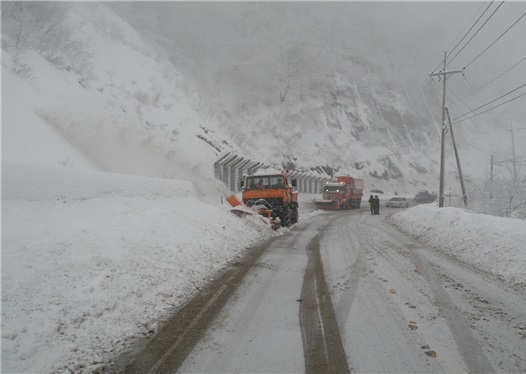 지난 겨울 국도에서 제설 작업차량들이 제설작업을 하고 있다.
