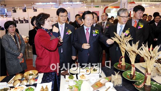 [포토]광주국제식품전 둘러보는 강운태 광주시장 