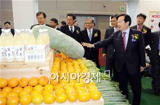 [포토]광주국제식품전 둘러보는 강운태 광주시장 