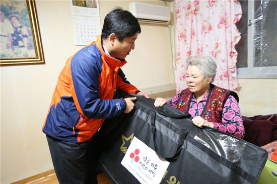 성북구가 저소득 소외계층의 따스한 겨울나기를 위해 발로 뛰고 있어 눈길을 끌고 있다. 김영배 성북구청장이 어르신 댁을 찾아 겨울 난방 기구를 선물하고 있다.
