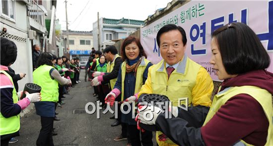 강운태 광주시장, 소외계층에 사랑의 연탄 배달 봉사