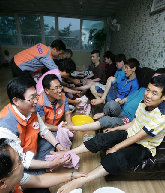 조환익 한국전력공사 사장을 비롯한 임직원들이 소외계층을 찾아 봉사 활동을 하는 모습.