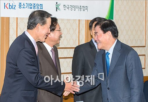 [포토]인사하는 최경환·허창수