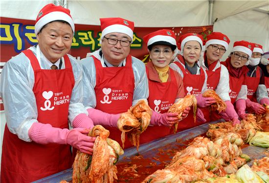 [포토]NH농협銀, '사랑의 김장김치 나눔행사' 동참