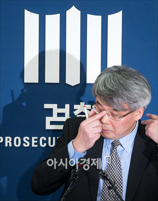 [포토]안경 고쳐쓰는 이진한 검사