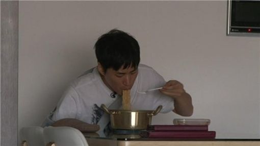 타블로, 먹방 종결자 합류 …딸 잠든 사이 라면 폭풍 흡입