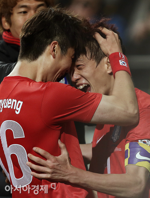 [포토] 골 기쁨 나누는 이청용과 기성용