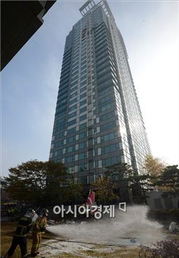 16일 오전 헬기충돌 사고가 일어난 삼성동 아이파크 아파트
