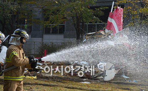 [포토]사고현장 수습하는 소방대원들