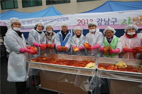 [포토]강남구, 김장 4000포기 담가 900여 가구에 전달 