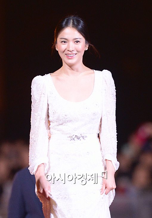 [포토]송혜교, 가슴라인 드러낸 '순백의 드레스'