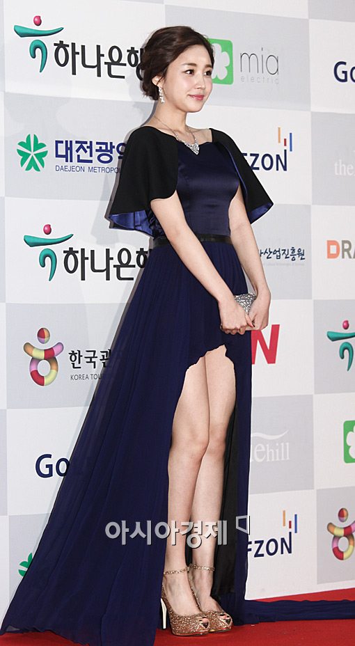 [포토]윤진이, 매끈한 각선미 드러낸 '앞트임 드레스'