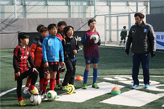 에스쿠데로 감독, 아이파크몰서 '유소년 풋살클리닉'