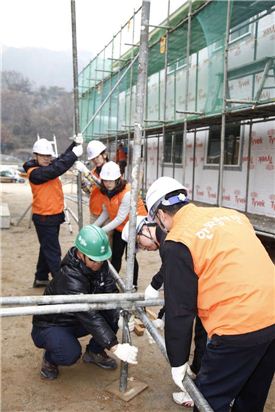 희망의 집짓기 봉사활동에 참여한 한화L&C 임직원들이 무주택 저소득계층을 위한 주거환경 개선활동을 펼치고 있는 모습. 