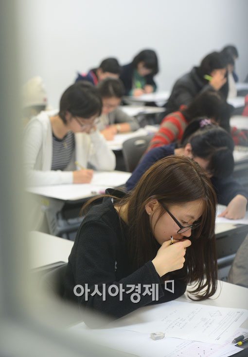 [포토]논술고사에 집중 