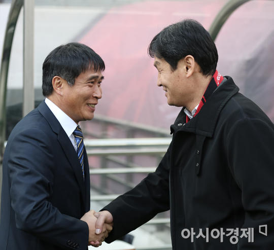 [포토] 악수 나누는 김봉길-최용수