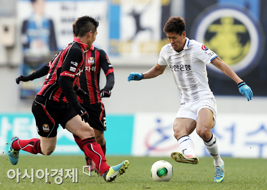 [포토] 설기현 '어떻게 뚫을까'