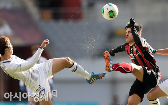 [포토] 몰리나 '문상윤, 우리 축구화가 같네'