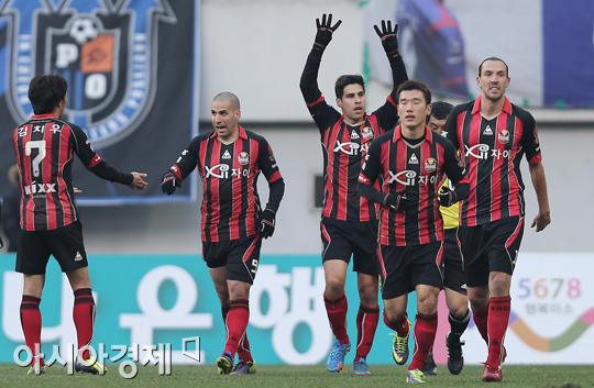 [포토] 몰리나 '선제골 넣었어요~'