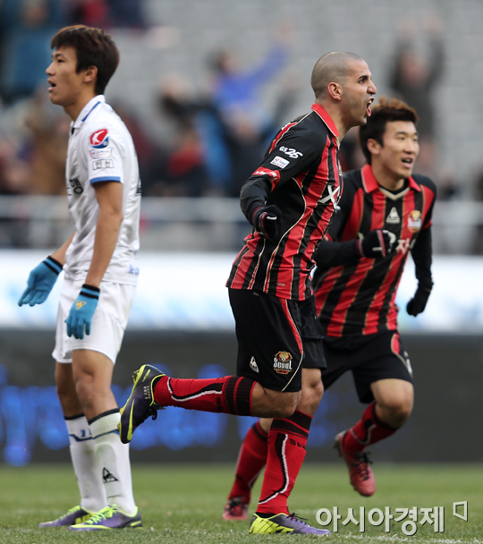 [포토] 에스쿠데로-한교원 '동점골에 희비교차'