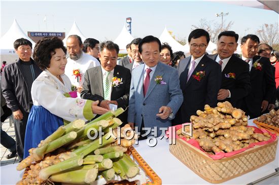 [포토]농산물 살펴보는 강운태 광주시장