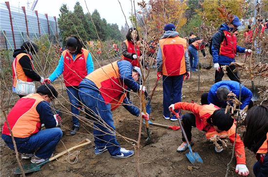 SK건설 임직원 100여명이 지난 16일 서울 성동구 서울숲에서 가족봉사활동을 펼치고 있다.